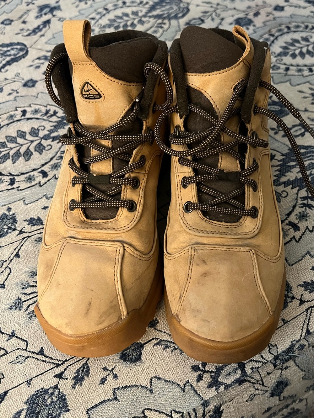 Youth Nike ACG (All Conditions Gear) hiking boots - size 6Y